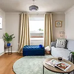 Private 3bed-parking-sleeps5-by Fabaccommodation Hébergement de vacances *