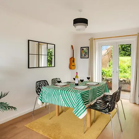 Private 3bed-parking-sleeps5-by Fabaccommodation Bristol