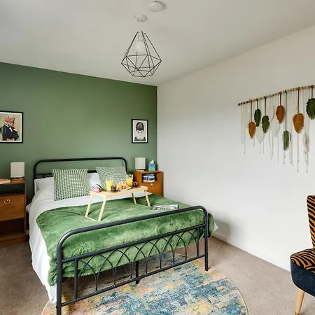Private 3bed-parking-sleeps5-by Fabaccommodation