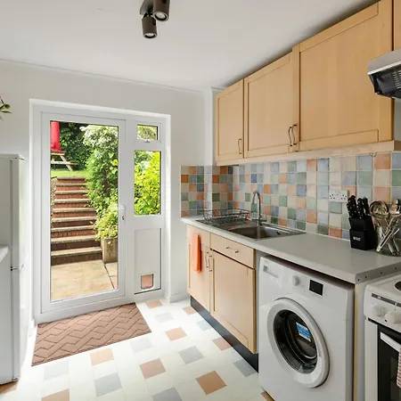 Private 3bed-parking-sleeps5-by Fabaccommodation Holiday home