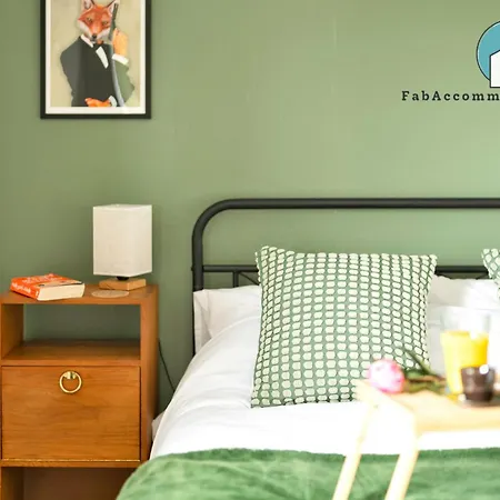Private 3bed-parking-sleeps5-by Fabaccommodation Holiday home *