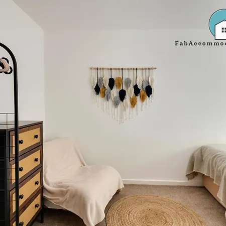 Private 3bed-parking-sleeps5-by Fabaccommodation Bristol