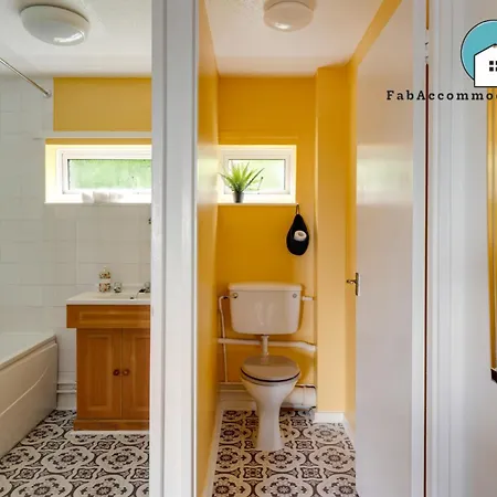 Private 3bed-parking-sleeps5-by Fabaccommodation