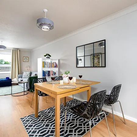 Private 3bed-parking-sleeps5-by Fabaccommodation Feriehus *