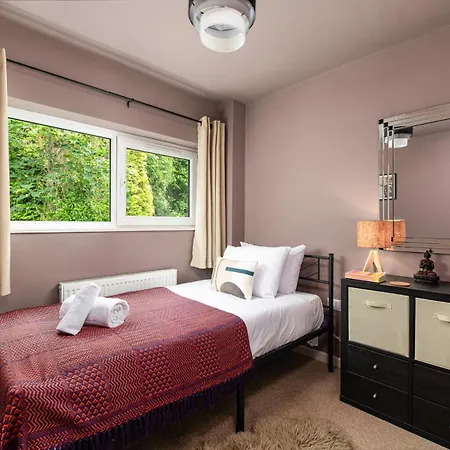 Private 3bed-parking-sleeps5-by Fabaccommodation Hébergement de vacances *