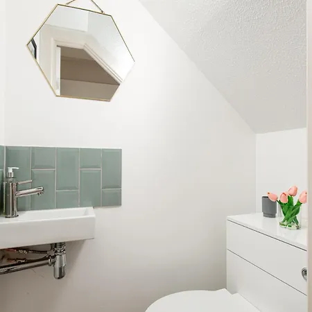 Private 3bed-parking-sleeps5-by Fabaccommodation