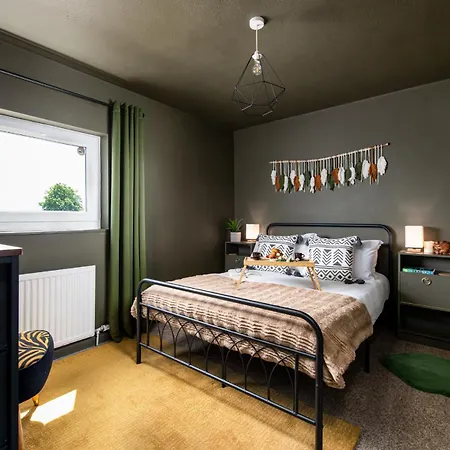 Holiday home Private 3bed-parking-sleeps5-by Fabaccommodation *