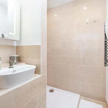 Feriehus Private 3bed-parking-sleeps5-by Fabaccommodation Bristol