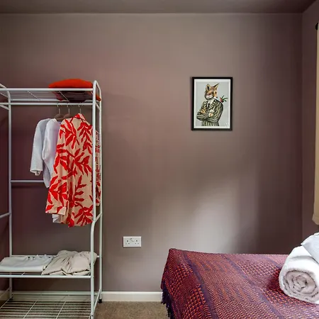 Holiday home Private 3bed-parking-sleeps5-by Fabaccommodation *