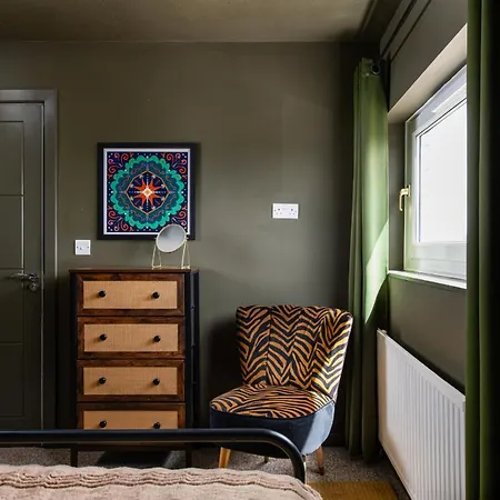 Private 3bed-parking-sleeps5-by Fabaccommodation *