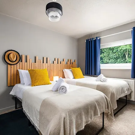 Private 3bed-parking-sleeps5-by Fabaccommodation