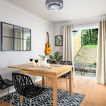 Private 3bed-parking-sleeps5-by Fabaccommodation Feriehus *