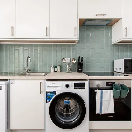 Private 3bed-parking-sleeps5-by Fabaccommodation Feriehus