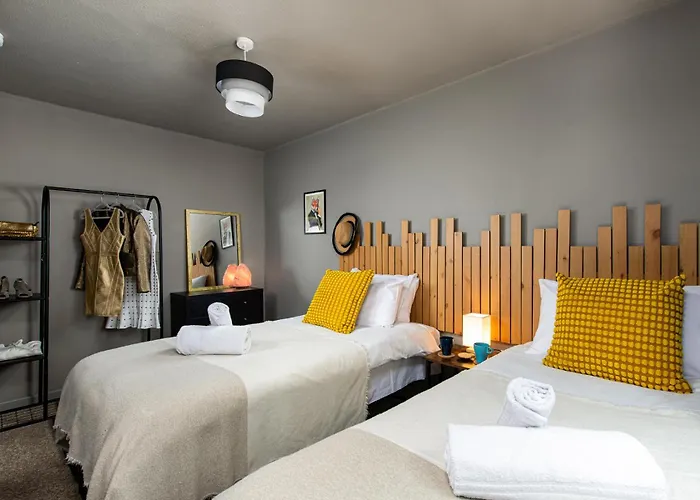 度假居 Private 3bed-parking-sleeps5-by Fabaccommodation 布里斯托