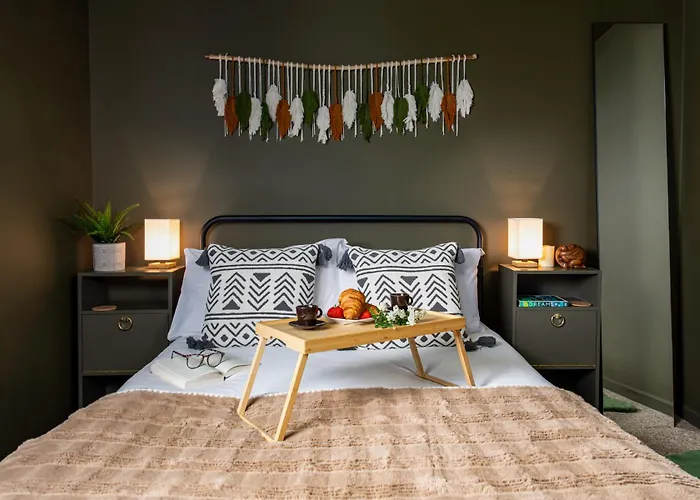 Holiday home Private 3bed-parking-sleeps5-by Fabaccommodation