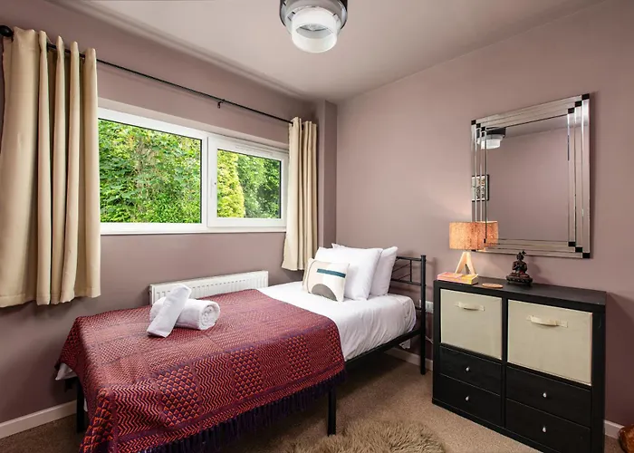 Private 3bed-parking-sleeps5-by Fabaccommodation Holiday home *