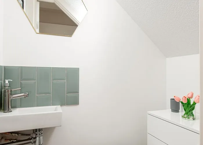 Private 3bed-parking-sleeps5-by Fabaccommodation