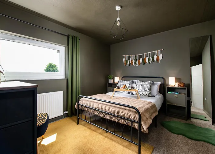 Holiday home Private 3bed-parking-sleeps5-by Fabaccommodation *