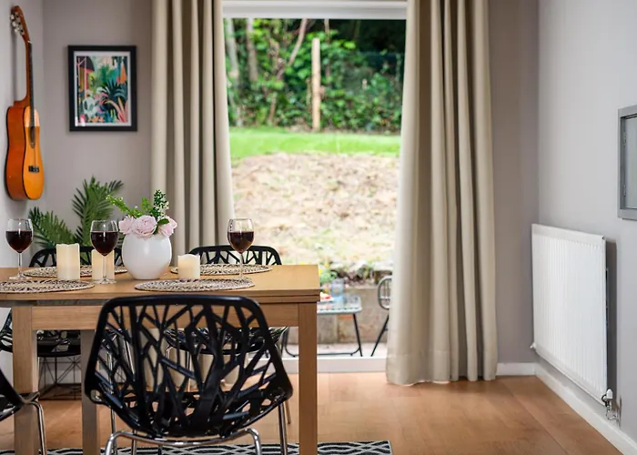 Private 3bed-parking-sleeps5-by Fabaccommodation Holiday home *