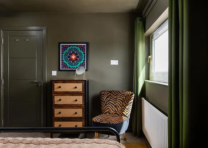 Private 3bed-parking-sleeps5-by Fabaccommodation *