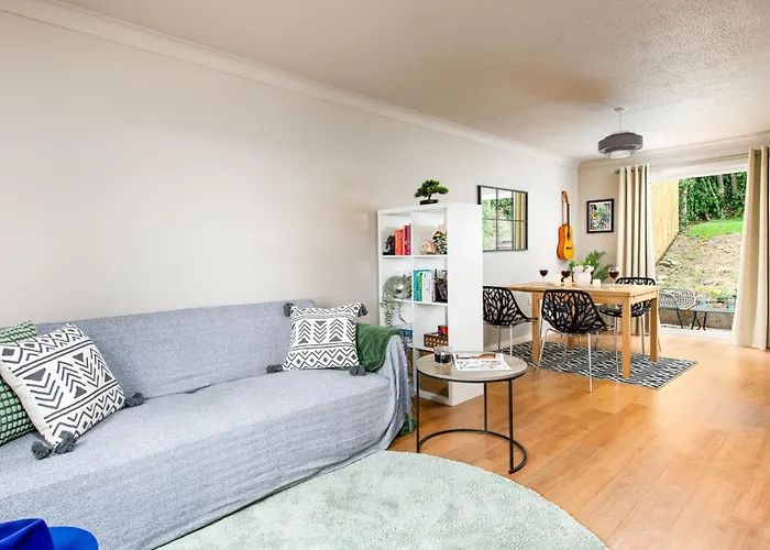 Private 3bed-parking-sleeps5-by Fabaccommodation *